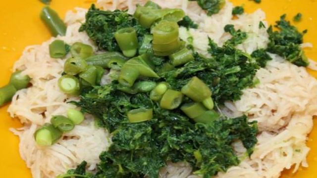 Драники из картофеля со шпинатом и спаржевой фасолью