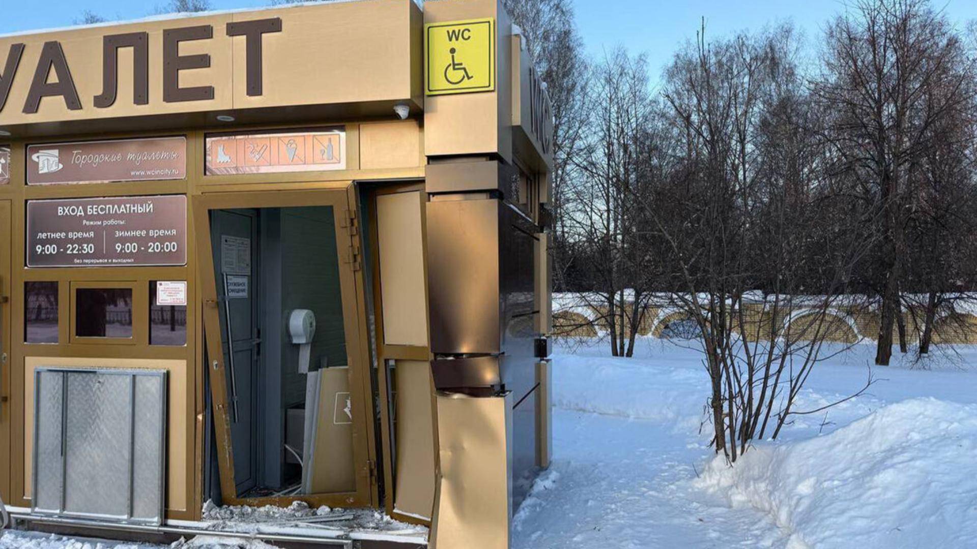 В Тобольске произошло ДТП с туалетом