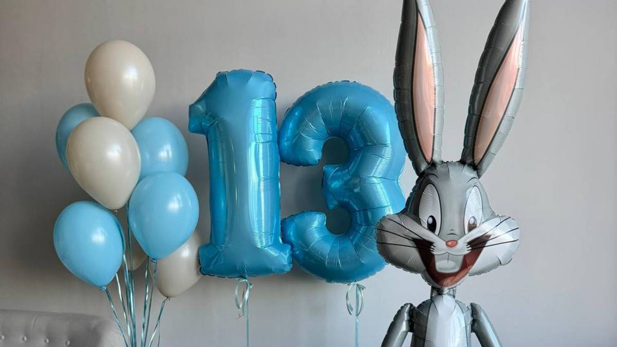 Композиция из воздушных шаров на 13 лет с голубыми шарами и Багз Банни