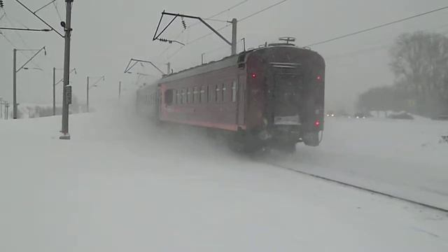 Электровоз ЭП1-306 пылит по перегону.