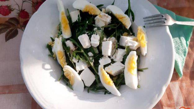 Салат из рукколы с фетой и яйцом