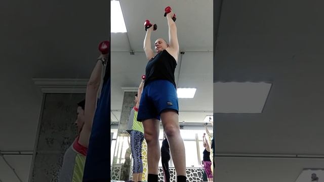 Сгибание рук на бицепс. Жим гантелей наверх. Фитнес. Силовая тренировка. Двуглавая мышца плеча.