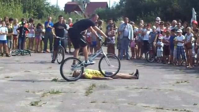 Велофристайл опасные трюки с лежащими людьми Николай Богомолов