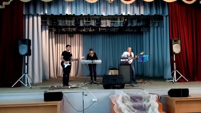 Кавер-группа "Импульс", песня "Stumblin In"солистка Алёна Мунирова.