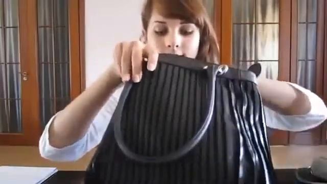 АСМР на русском: Евгемия Ли. ASMR in russian: Evgemia Li. Гид по сумкам.