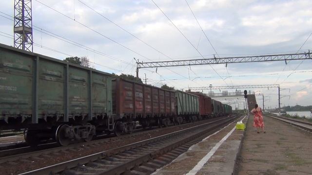 Электровоз ВЛ80С-1697/751 с грузовым поездом