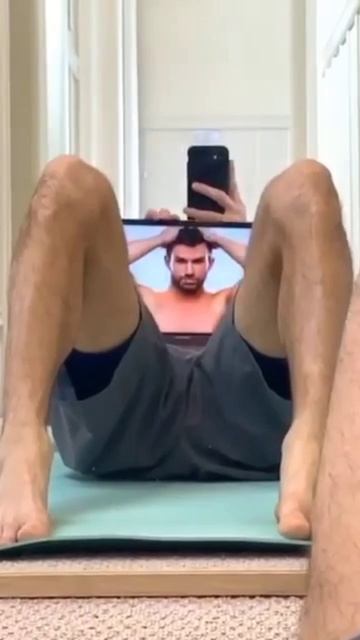 Как я качаю пресс😂