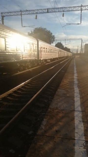 Электровоз ЭП1М 693 с пассажирским поездом Адлер-Москва.