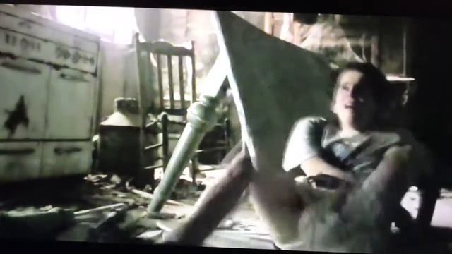 Оно наподает. На мальнких  сцена. Из фильма