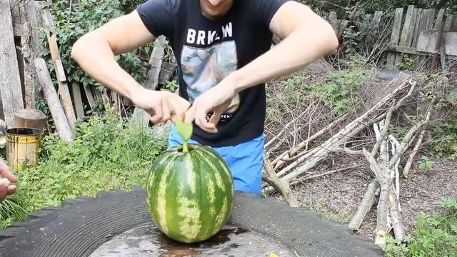Невероятно!!! Смотреть всем !!! Возможно ли взорвать арбуз колой +ментос ?