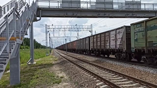 Электровоз ВЛ80С-1434/2174А с грузовым поездом следует по станции Боченково