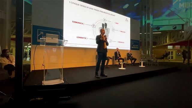 Fabio Bottarelli @ MECSPE 2021 with a pneumatic "smart" gripper for collaborative robots