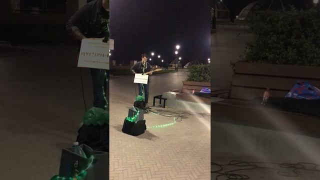 Парень с шикарным голосом спел на улице