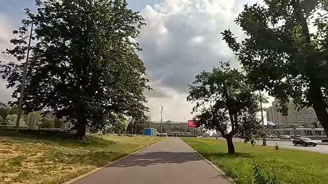 Придя за угощениями на кладбище, беспризорница услышала странный звук… А заглянув в свежую могилу…
