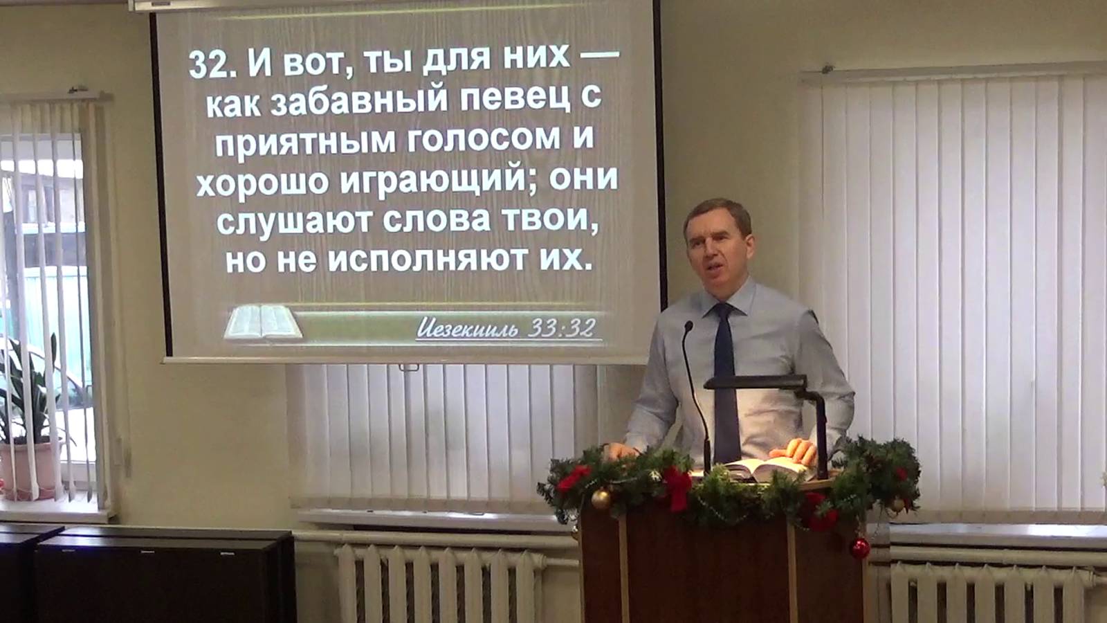 Забавный певец с приятным голосом