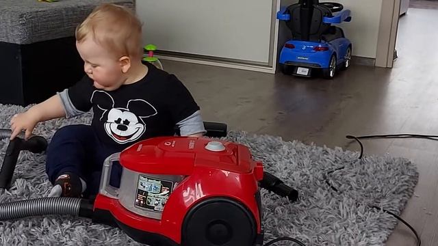 Ребёнок и пылесос,изучаем технику.A child and an old vacuum cleaner,we are studying the technique