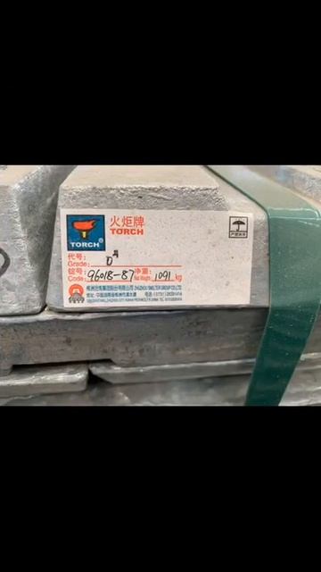 Stacking zinc ingots galvanizing kettle