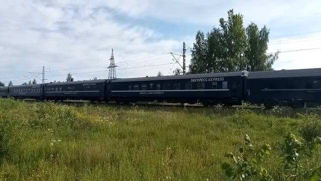 Поезд "Экспресс" проследует станцию.