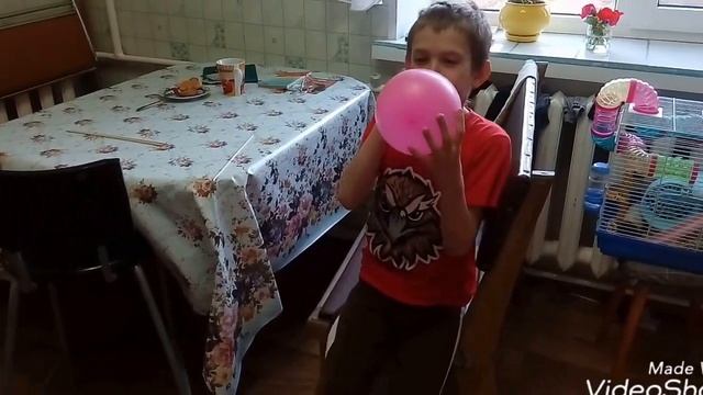 Фокус-покус. Протыкание воздушного шара острой палочкой.