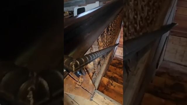 Насколько я помню, метр рельса весит около 70кг!🤔
Очень крепкий дом