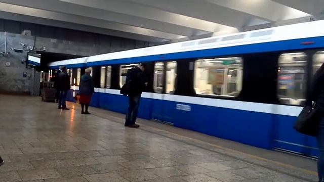Новый вагон приехал дверь прямоугольный