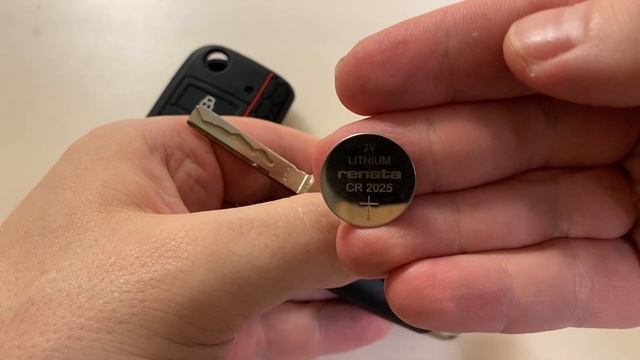 Замена батарейки в ключе фольксваген тигуан 2021 года (Replacing the battery in the Volkswagen key)