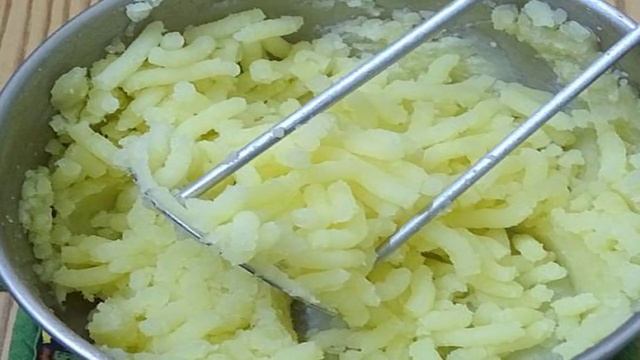 Рулет из лаваша с картофелем, огурцами и перцем