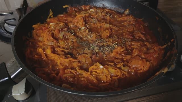 Куриная грудка, картофель и лук — вкусный и простой ужин на сковороде