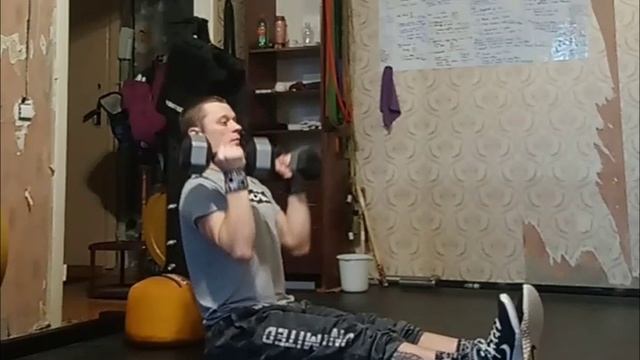 Жим гантелей вверх сидя на полу