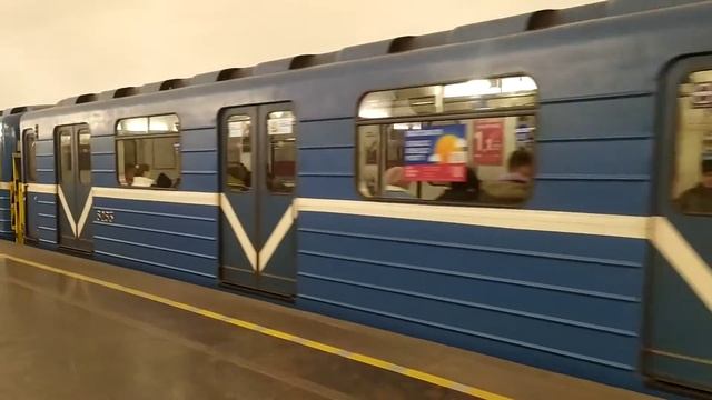 Вагон Ем-501 N-6263 на станции Площадь Ленина