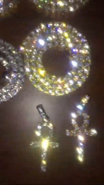 ICE CHAIN (DIAMONDS FLASHIN IN THE LIGHTS)