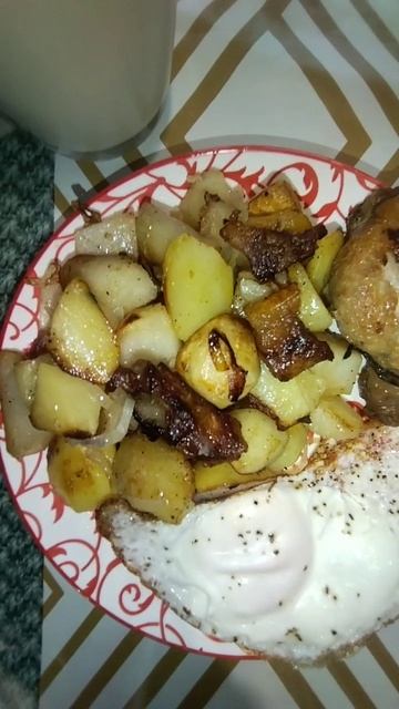 жареная картошка с салом и луком, яйцо, куринная голень, молоко