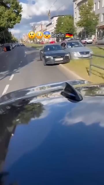 Ауди выталкивает мерседес на обочину