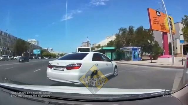 Camry подрезал через три полосы и встал на автобусной остановке в Актау