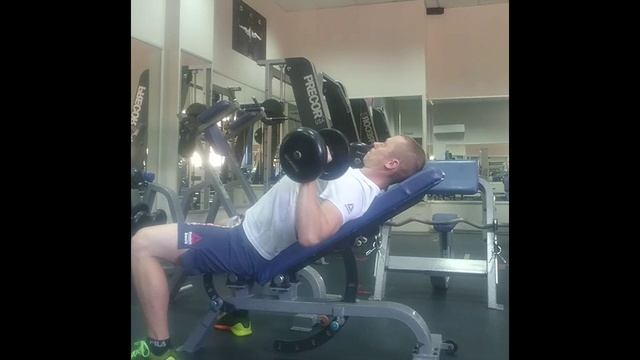 Жим гантелей лежа на наклонной лавке