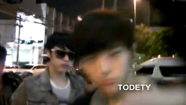 [FANCAM] INFINITE out from Restaurant -  L play with camera!!!!