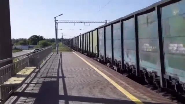 Летит по спуску. Электровоз 3ЭС5К-387 "Ермак" с грузовым поездом и приветливой бригадой