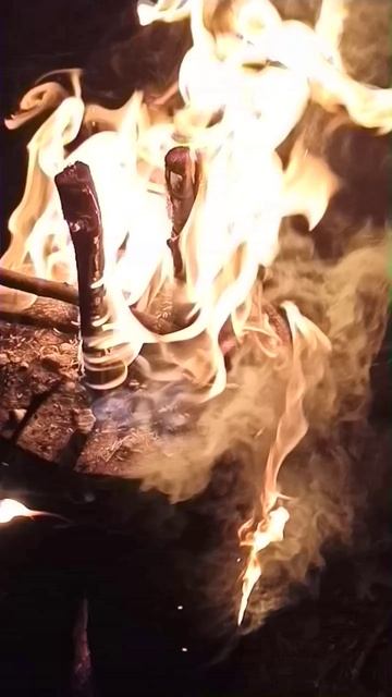 костер на берегу реки в походе