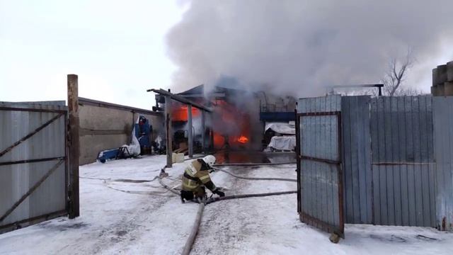 В Оренбурге за Уралом горит производственный склад на улице Чистопольской.