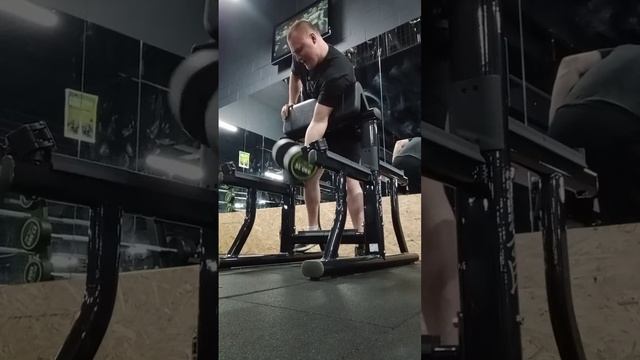 32.5 kg one arm curls on flat bench for 5 reps :D
