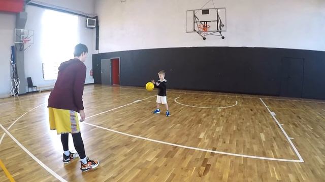 №191 - Первый раз делаем Hesitation Move и кроссоверы с касанием стены руками // Баскетбол в 5 лет