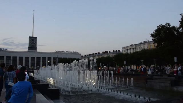 Фонтаны у Финляндского вокзала.