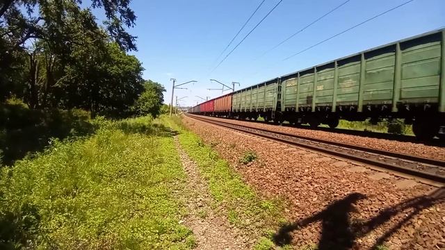 Электровоз 4ЭС5К-027 "Ермак" с грузовым поездом.