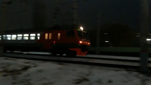 Прибытие ЭД9М на ст Площадь Ленина