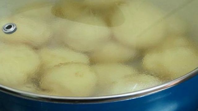Молодой картофель жареный с салом чесноком и укропом