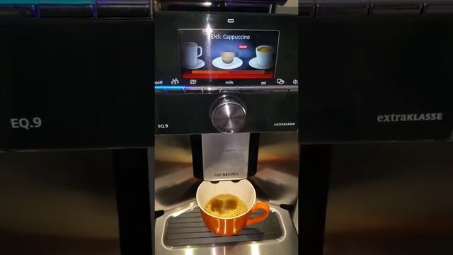 EQ.9S700 Cappuccino, zuerst Kaffee, dann Milch.