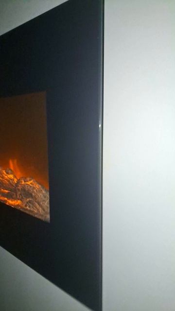 Электрический камин со звуком горящих поленьев