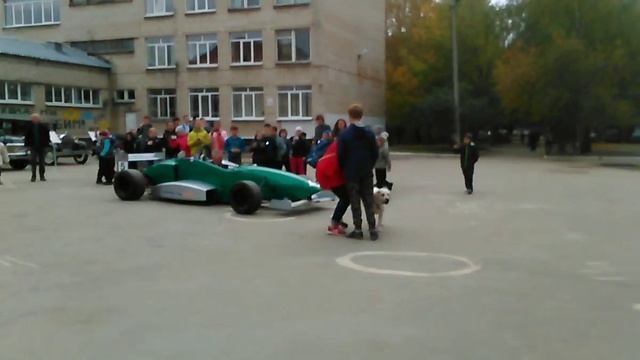 В школе номер 138 пришли гоночный болид формула Русь