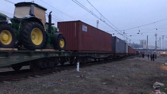 Long Soviet train VL10 | Советский тепловоз ВЛ10 в Тбилиси