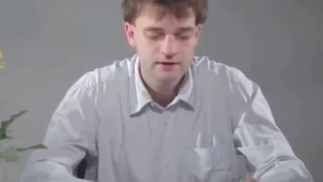 парень читает реп
